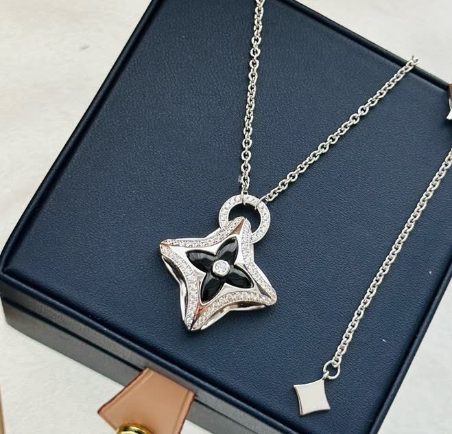 Louis Vuitton Happy Diamonds Star Pendant Necklace